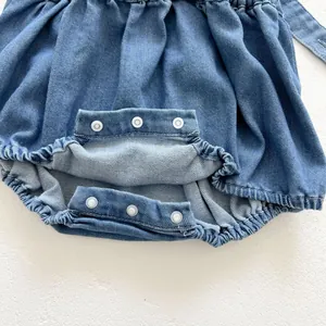 Détails de l'entrejambe du barboteur en jean avec boutons-pression et bords élastiques