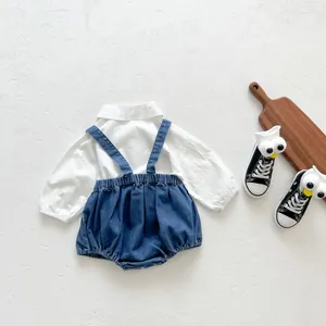 Ensemble d'automne pour bébé avec chemise blanche à manches longues et salopette en jean
