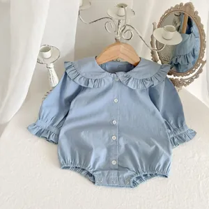 Barboteuse bébé bleue à manches longues avec col claudine volanté et boutons blancs