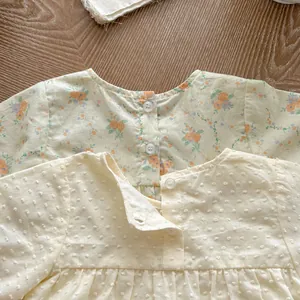Dettaglio body neonato a fiori con bottoni posteriori e scollatura rotonda plissettata