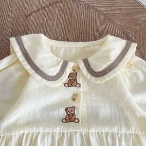 Détail du body bébé crème avec col Claudine et broderie d'ours délicate