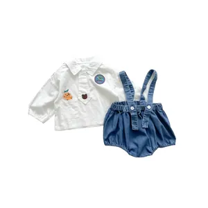 Tenue de printemps pour bébé avec chemise blanche à manches longues et salopette en jean