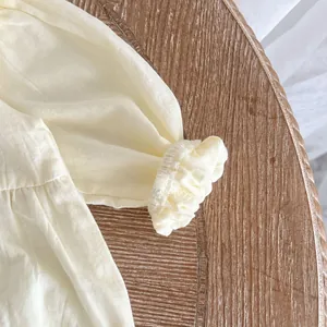 Détail de barboteuse pour bébé avec poignets à volants élastiques et tissu en coton lin
