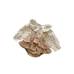Ensemble deux pièces avec chemisier à fleurs et salopette à volants pour bébé fille