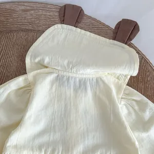 Gros plan détaillé du sweat à capuche pour bébé avec oreilles en coton doux naturel