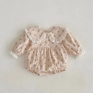 Barboteuse bébé en coton à fleurs roses avec col Claudine en dentelle chic