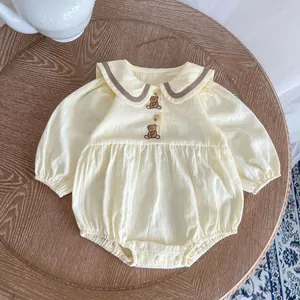 Barboteuse bébé manches longues avec broderie ours et col claudine sur fond bois