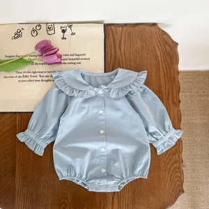 Détails de barboteuse bleu clair pour bébé avec col volanté et boutons effet bois