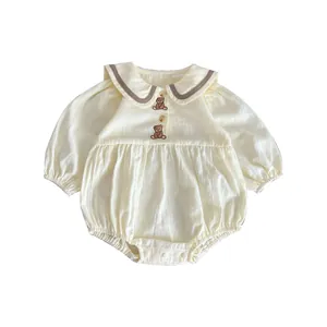 Barboteuse bébé à manches longues avec broderie ours et col claudine en coton crème