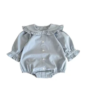 Barboteuse bébé à manches longues en coton avec col à volants et poignets bleu clair