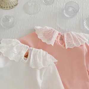 Détail du col en dentelle avec broderie ours sur hauts à manches longues bébé