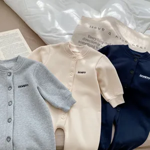 Dettaglio di tutine in maglia per neonati con ricamo BONITO e chiusura a bottoni