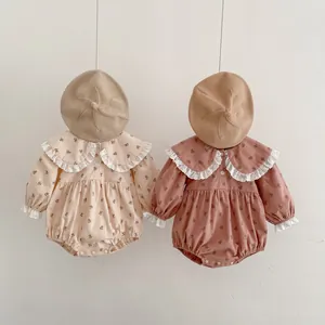 Ensemble body bébé fille en coton fleuri avec béret assorti et col en dentelle