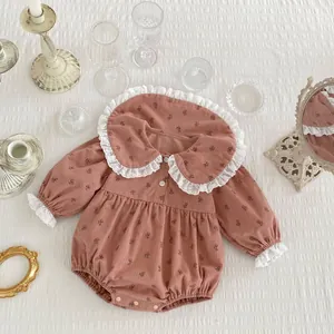 Détail du body bébé floral avec col en dentelle vintage et boutons-pression à l'entrejambe