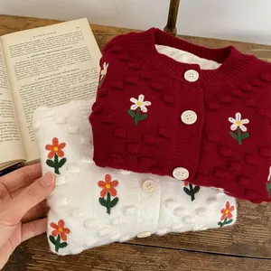 Cárdigans de punto para niñas con bordados florales en granate y crema para el invierno