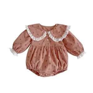 Barboteuse bébé en coton à fleurs rose poudré avec col en dentelle et manches longues