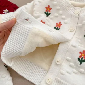 Detalle de chaqueta de punto con forro de lana de cordero suave y bordados florales
