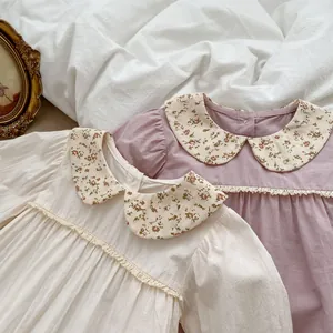 Barboteuse bébé fille à manches longues avec col Peter Pan fleuri en beige et violet