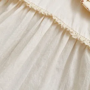 Barboteuse bébé fille avec dentelle délicate et tissu texturé crème doux