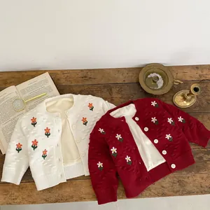 Chaqueta de punto para bebé niña con bordado y forro polar en colores crema y rojo burdeos