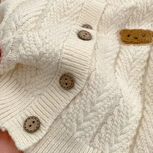 Baby Strickjacke in Creme mit süßem Bären-Patch und eleganten Holzknöpfen