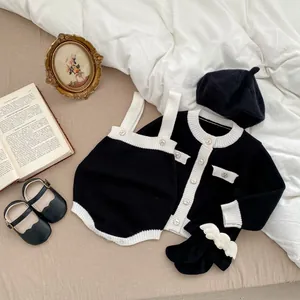 Flachbild von Vintage-Baby-Strickset mit Strickjacke, Strampler, Hut, Schuhen und Socken