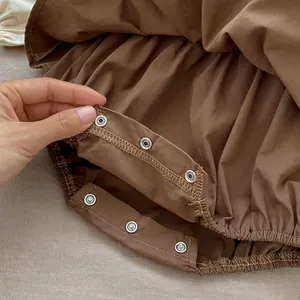 Detail der Druckknopfverschlüsse und elastischen Beinöffnungen am Baby-Body