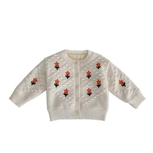 Chaqueta de punto para bebé con bordados de flores y forro polar cálido color crema