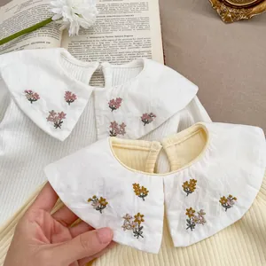 T-shirt bébé manches longues en coton avec col Peter Pan brodé en blanc et crème
