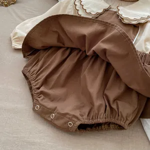 Detailansicht von Baby-Body aus Baumwolle mit Wellensaum-Kragen und Druckknopfverschluss