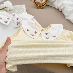 T-shirt bébé en coton à manches longues avec col Claudine brodé et texture côtelée douce
