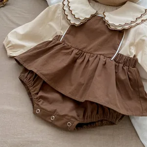 Baby-Set Detail mit Muschelkragen-Hemd und braunem Träger-Strampler mit Druckknöpfen