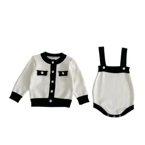 Zweiteiliges Baby-Strickset mit schwarz-weißem Kontrast-Cardigan und Baby-Body