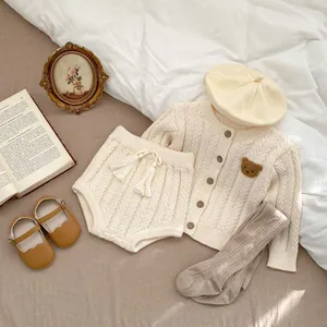 Flachbild von Baby-Strickset mit Bären-Strickjacke und passendem Zubehör-Set