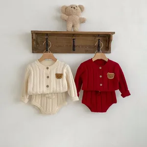 Schickes Baby-Strickset mit Bären-Stickerei Strickjacke und passenden Shorts in Creme und Rot