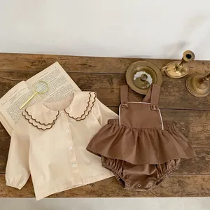 Zweiteiliges Baby-Set mit beigem Hemd und braunem Trägerbody im Vintage-Stil