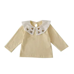 T-shirt manches longues bébé en maille côtelée jaune avec col brodé à fleurs blanc