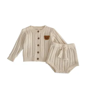 Gestricktes Babyset mit Bärenstickerei, cremefarbener Cardigan und Shorts mit Quasten