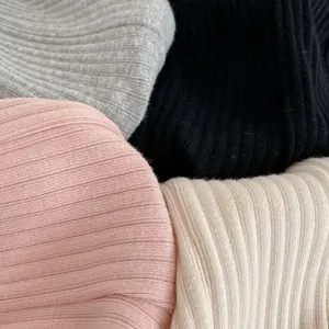 Pantaloni a zampa a vita alta per bambine in maglia a coste rosa, bianco, nero e grigio