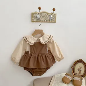 Detail von Baby Vintage Rüschenkragen Shirt und braunem Latzhose Set mit Deko