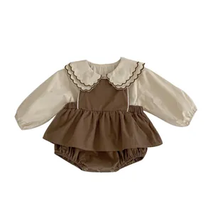 Baby-Zweiteiler mit beige Rüschenkragen-Hemd und dunkelbraunem Strampler-Kleid