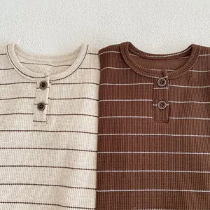 Set due pezzi neonato in maglia a nido d'ape a righe con colletto Henley e bottoni