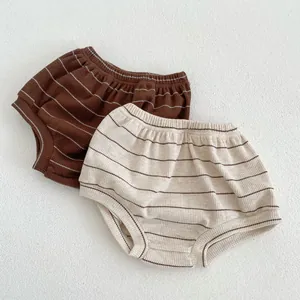 Dettaglio dei pantaloncini a righe neonato con elastico in vita e tessuto morbido