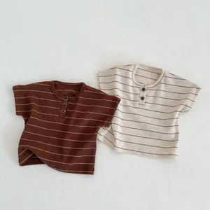 Dettaglio ravvicinato di t-shirt neonato a righe con collo henley e cotone a nido d'ape
