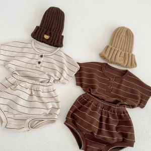 Completi a righe neonato panna e marrone con cappellini orsetto e trama a nido d'ape