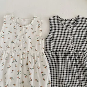 Détail de bodys sans manches pour bébé en coton avec motifs floraux et vichy