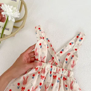 Dettaglio tutina neonata con stampe di coniglietti e design con vita elastica