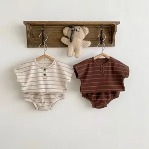 Completo neonato in maglia a nido d'ape a righe con t-shirt a maniche corte e pantaloncini
