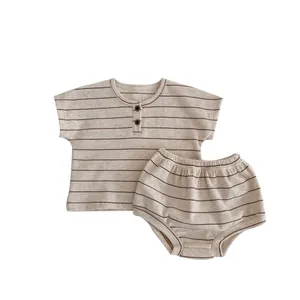 Completo estivo da neonato in cotone a righe con t-shirt a maniche corte e shorts