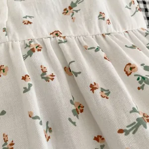 Vue macro détaillée du tissu en coton à fleurs vintage avec des motifs de fleurs élégants